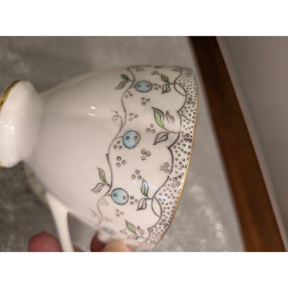 English Castle Bone China Vtg Footed Teacup & Saucer Blueberry Leaf Gold Trim - Picture 8 of 11
